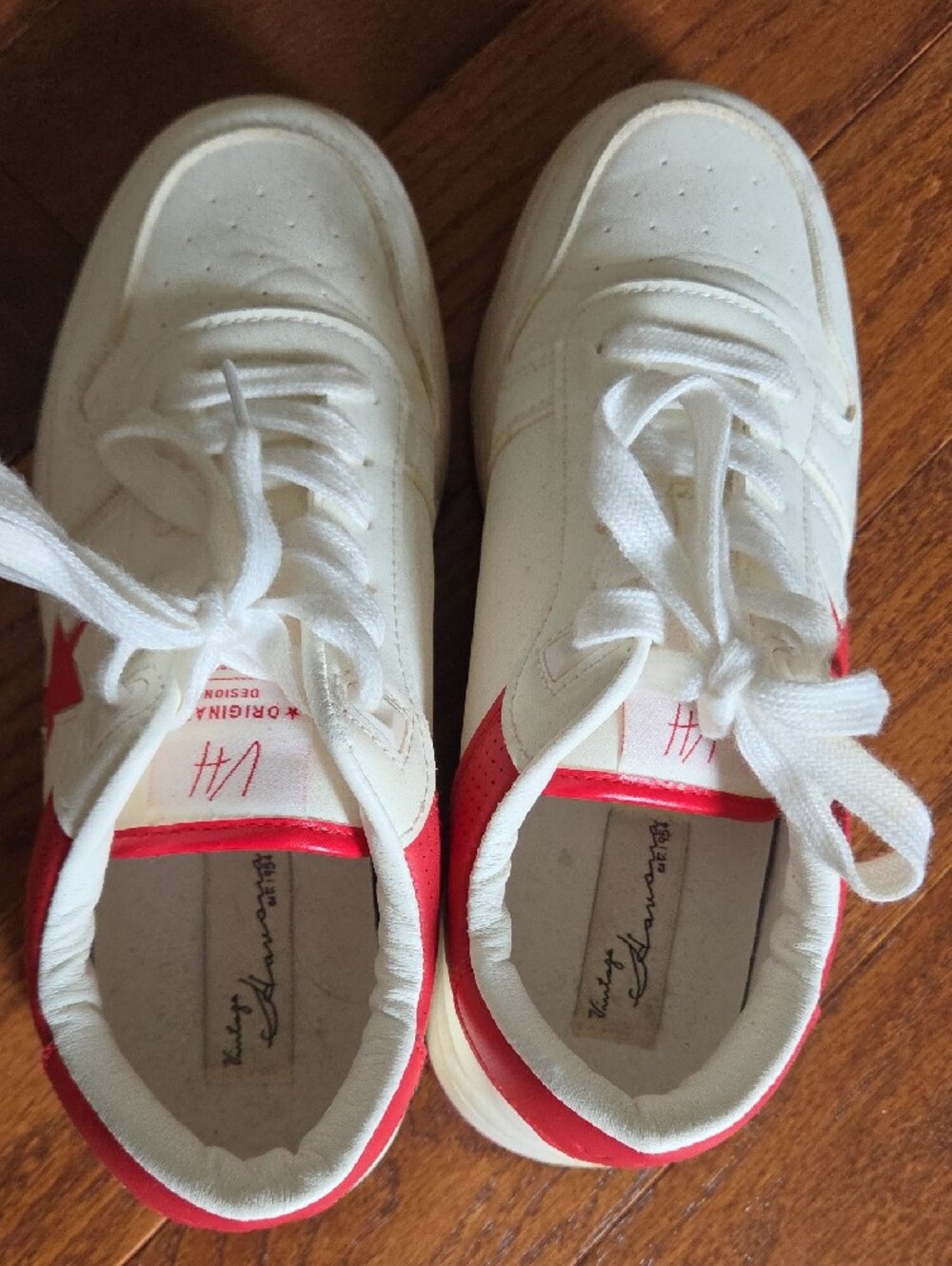 Vintage Havana White Sneakers with Red Star Accents - Picture 2 of 13
